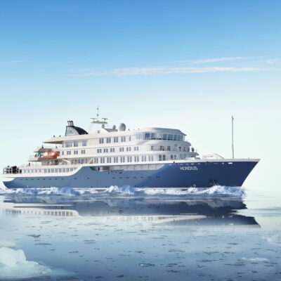 Sailing expedition through antarctica