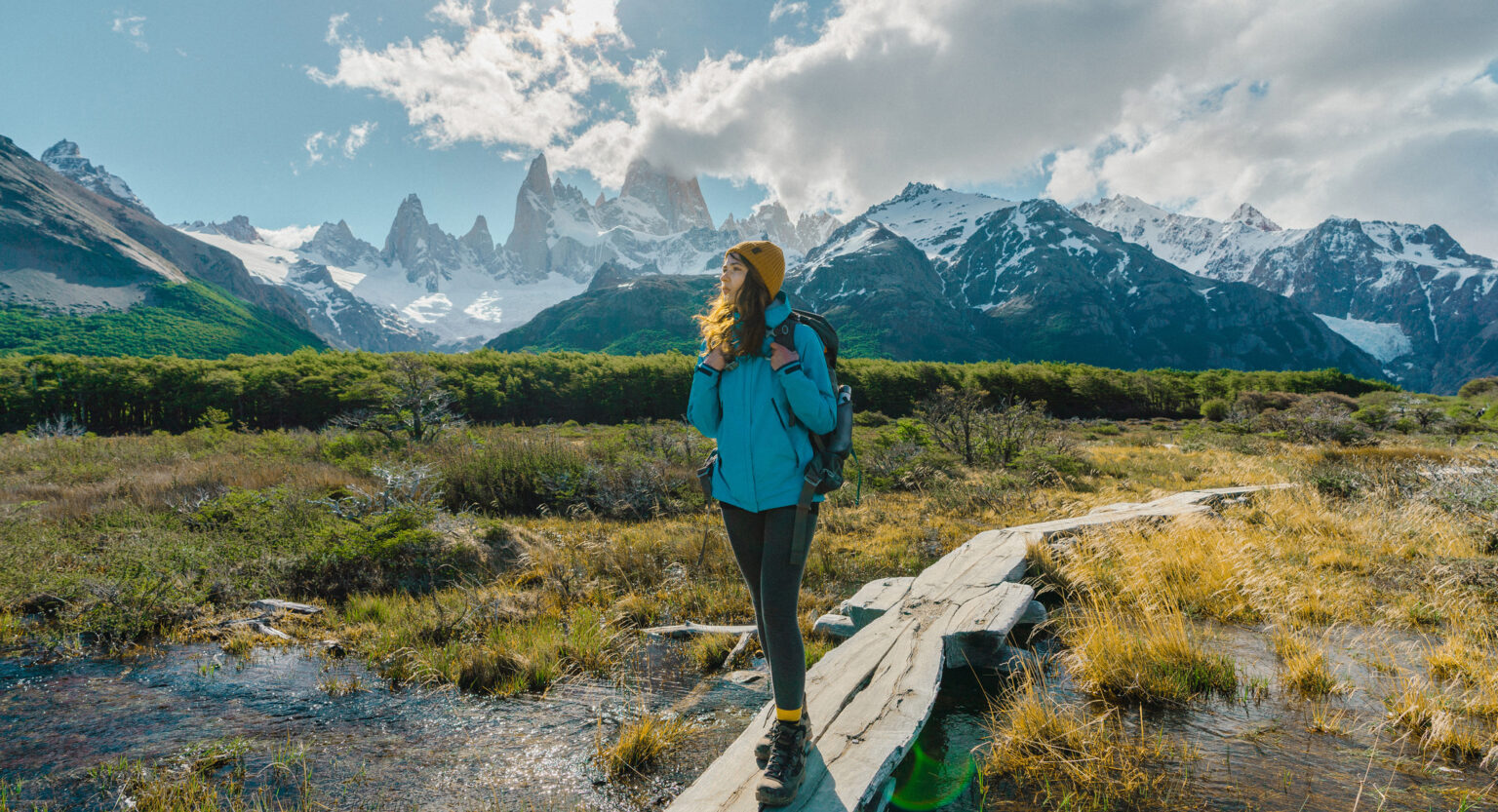 women-hiking-el-chalten
